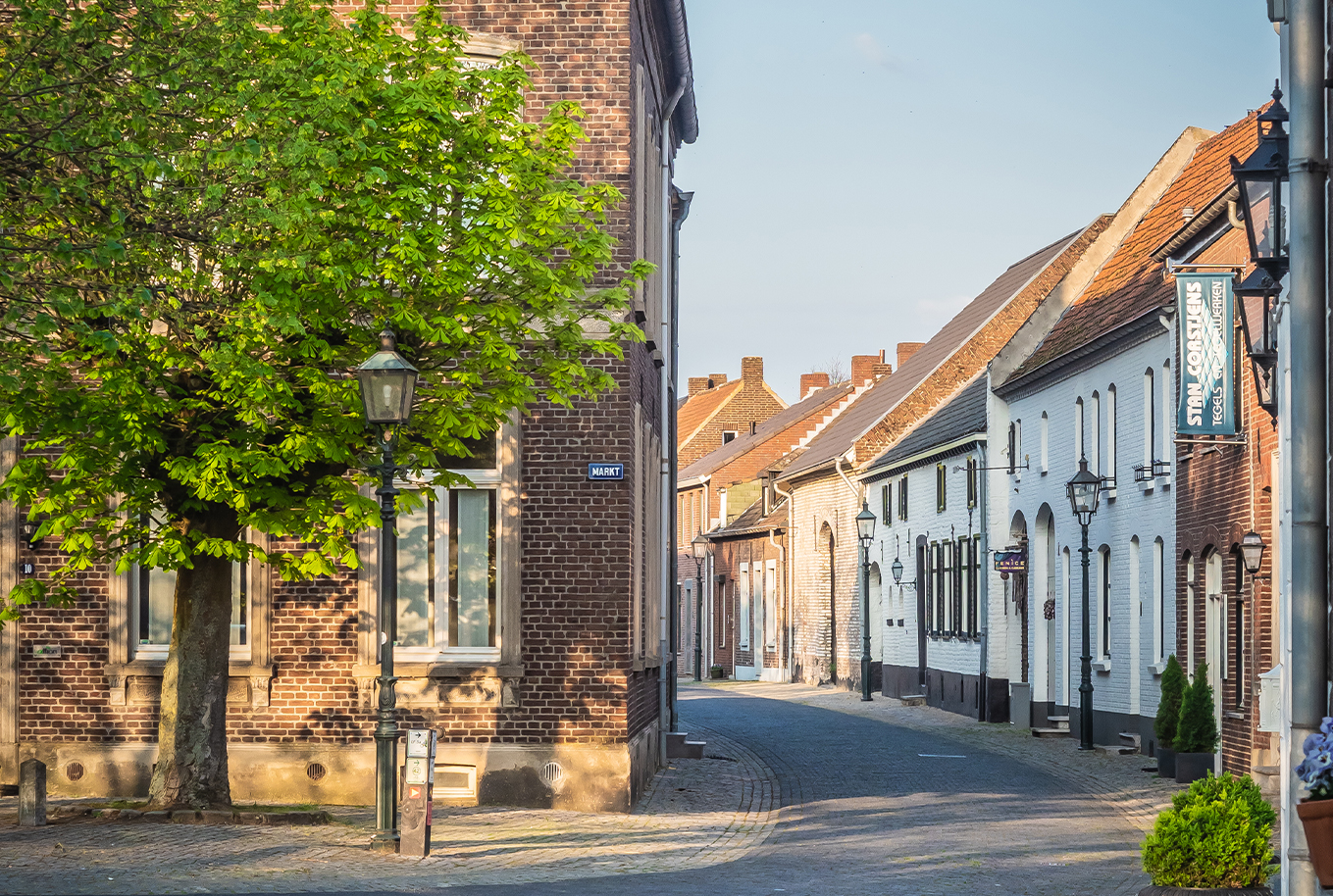 Straatje aan de Markt in Wessem met witte en bakstenen historische gevels
